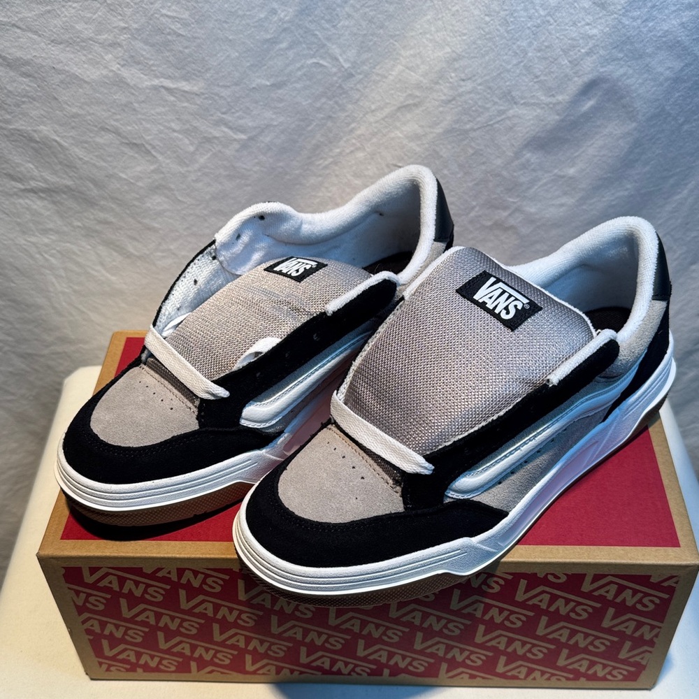 🆕 Vans Men's Black and White Sneakers